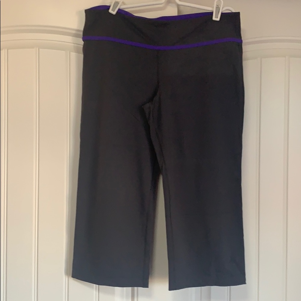 Victoria Secret Sexy Sport capris. Large.